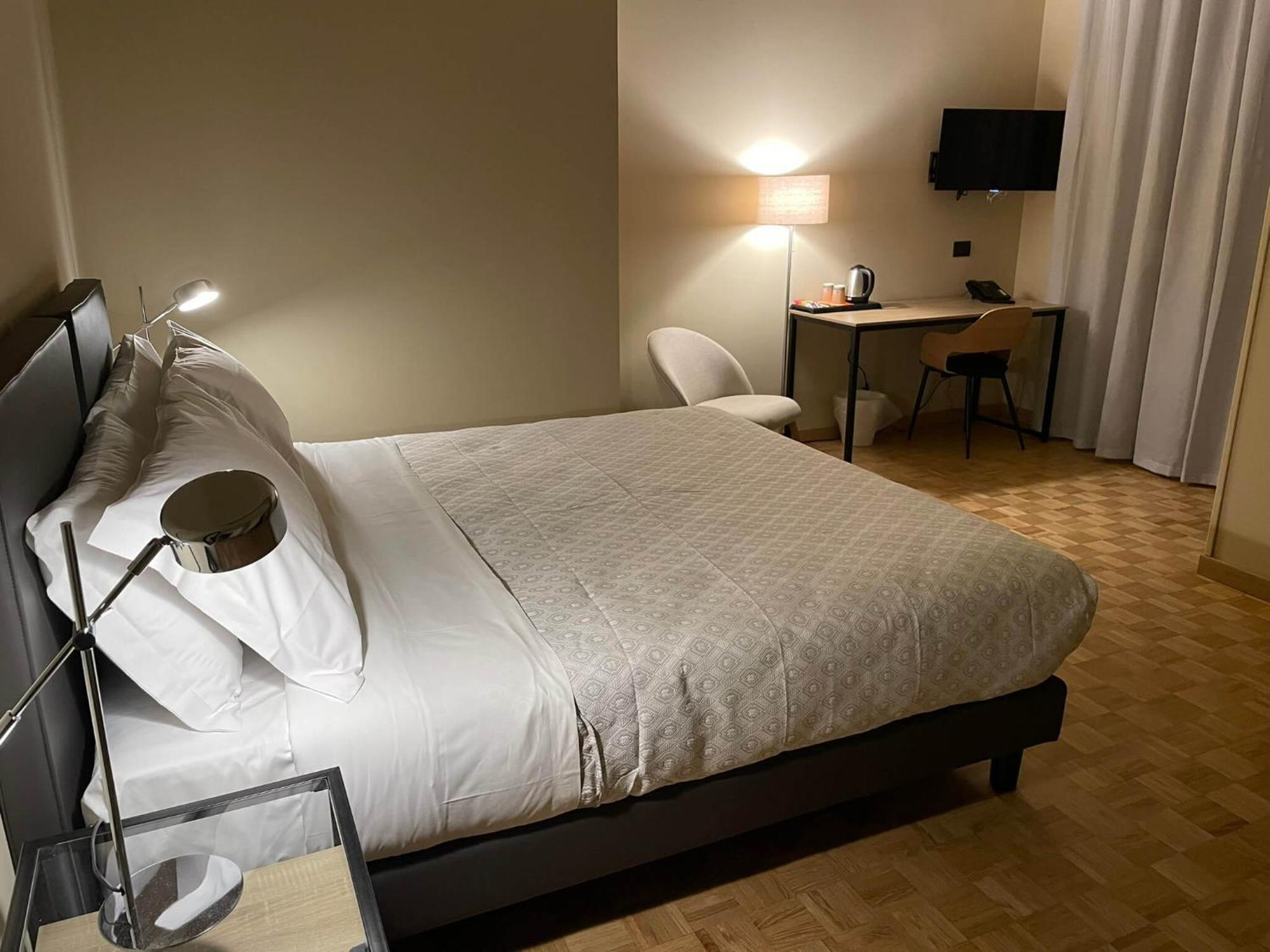 La Galleria Lodge Parma Bagian luar foto